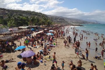 Bañistas aprovecharon el candente sol para un chapuzón en La Guaira