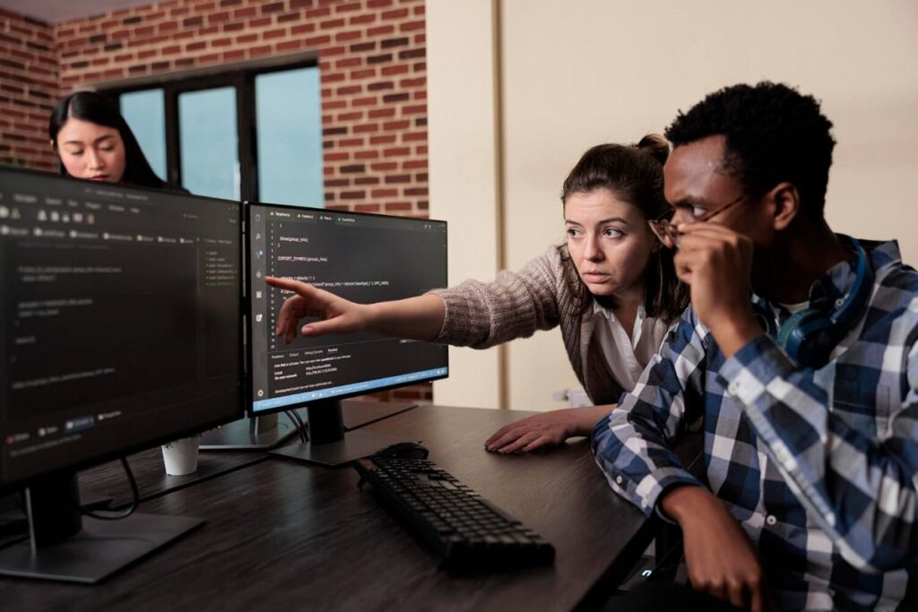 arquitectos-de-software-trabajando