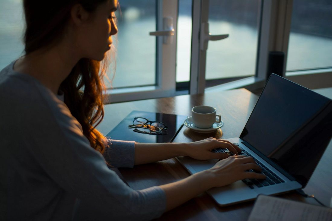 chica estudiando un mba online