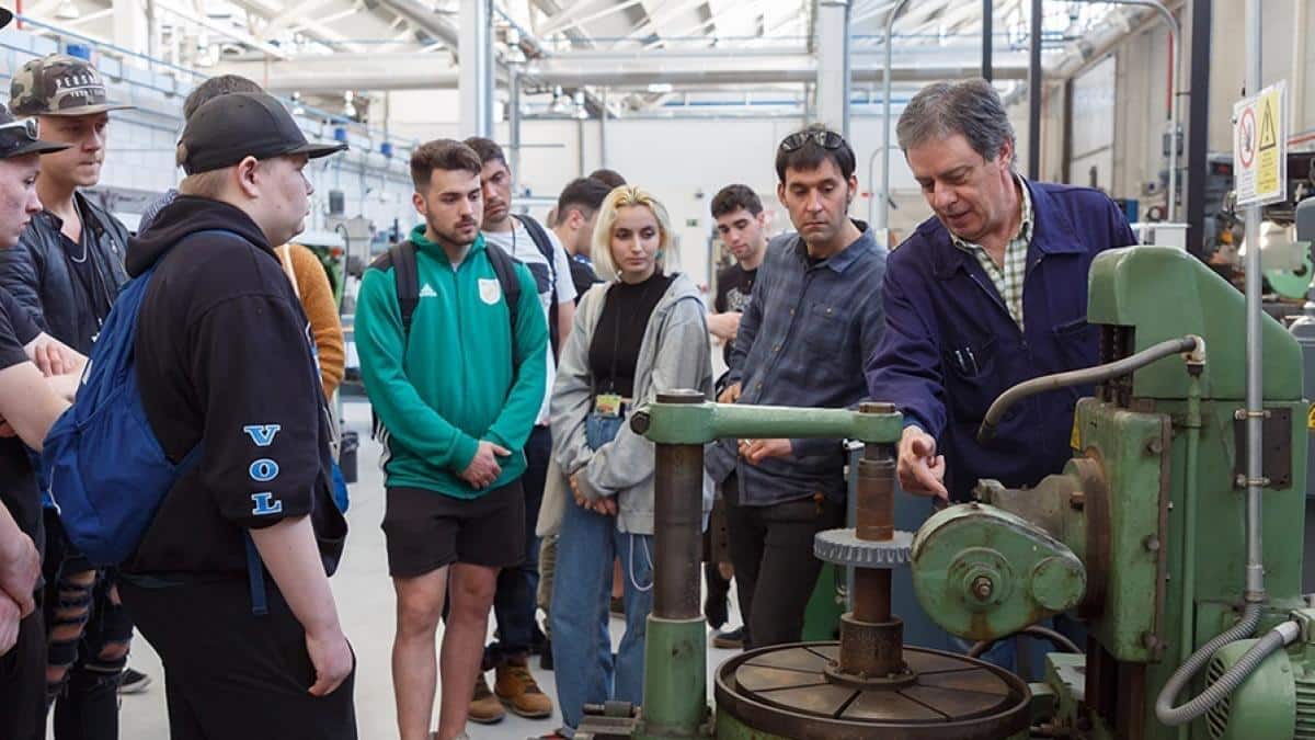 estudiantes de FP de visita a fabrica