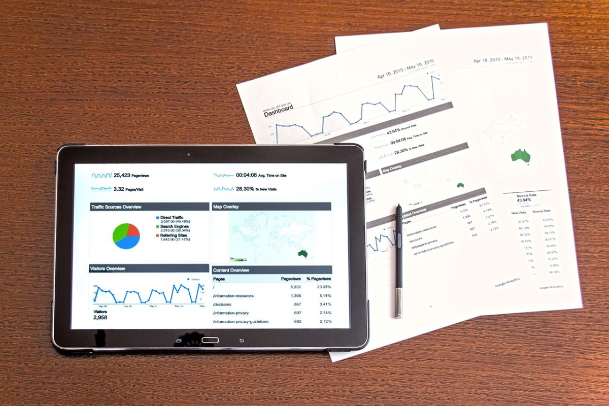 tablet y papeles con datos analíticos