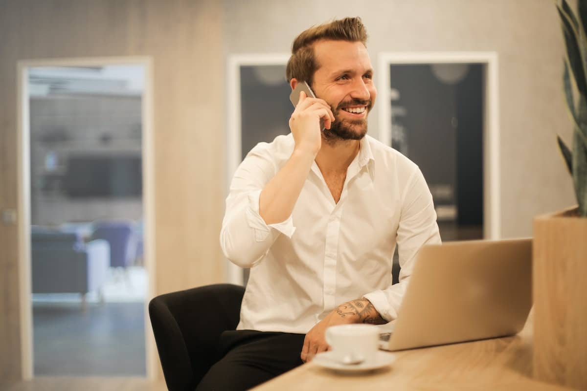 ¿Cuál es la función de un administrativo comercial en la empresa?