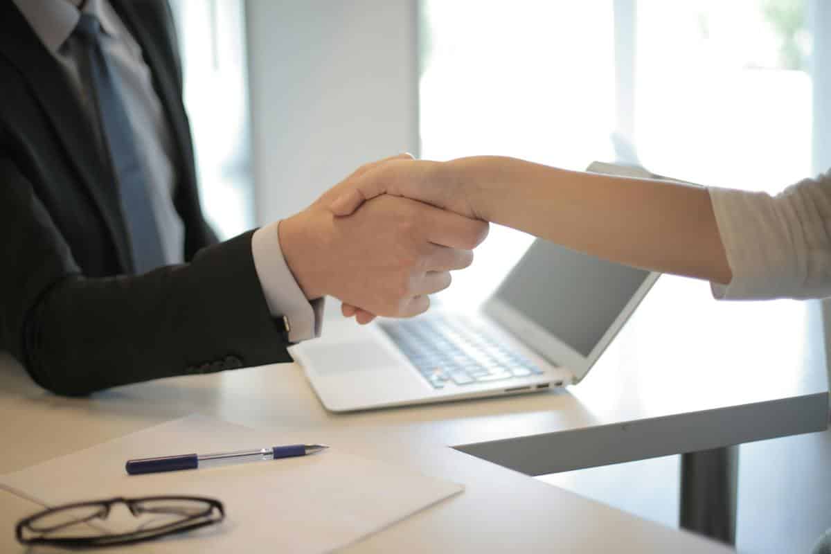 Los becarios deben estar dados de alta en la seguridad social