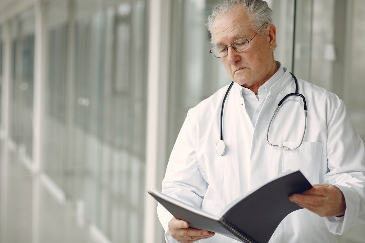 ¿Cuántos años dura la etapa de residente en medicina y cuánto cobran?