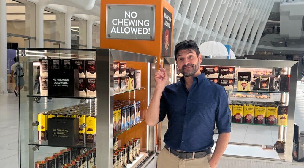 Prohibido masticar / No chewing allowed