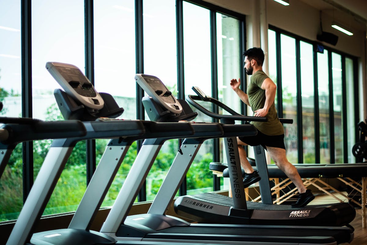 ¿Qué debo estudiar para ser monitor de gimnasio?