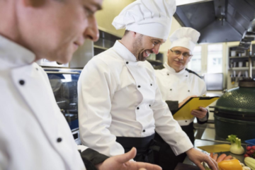 Más que un Delantal: La Diferencia entre un Gastrónomo y un Cocinero