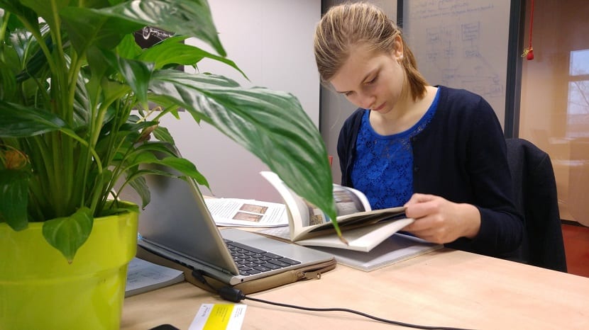 Chica estudiando los temarios de una oposición