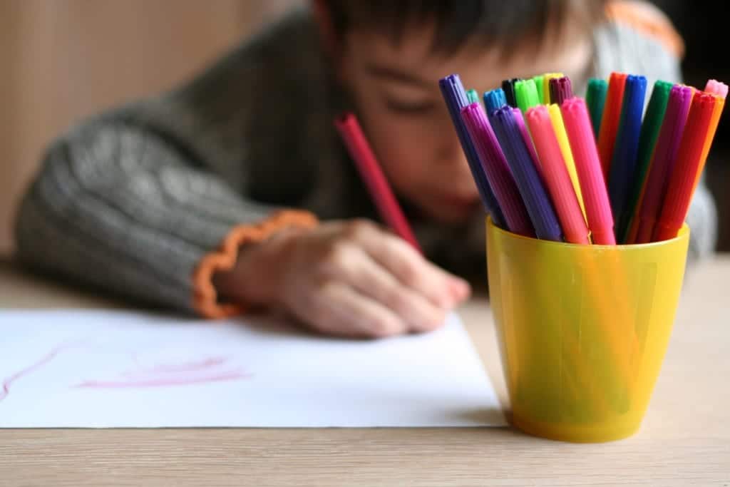 nene escribiendo