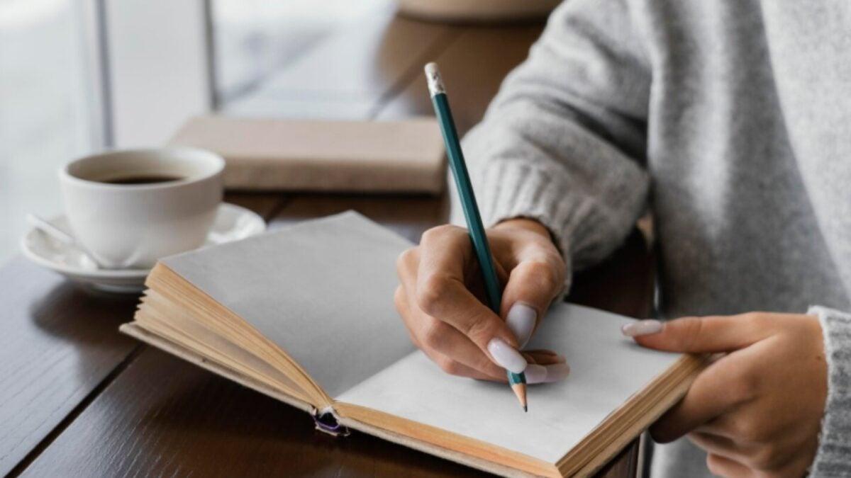 Escribir a mano en cuaderno