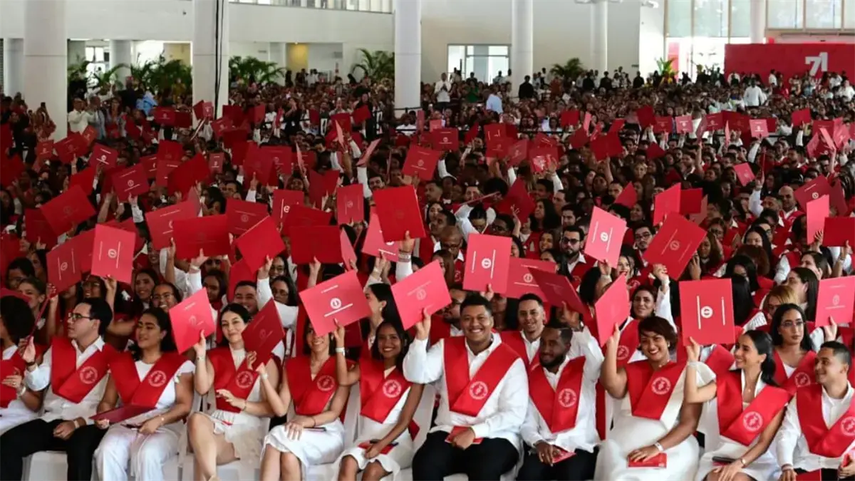 Graduados de INTEC en ceremonia