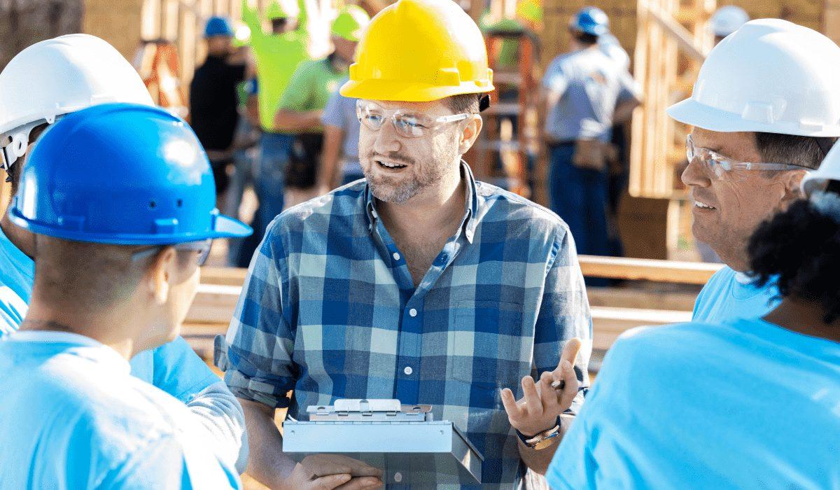 jefe de obra gestionando equipos