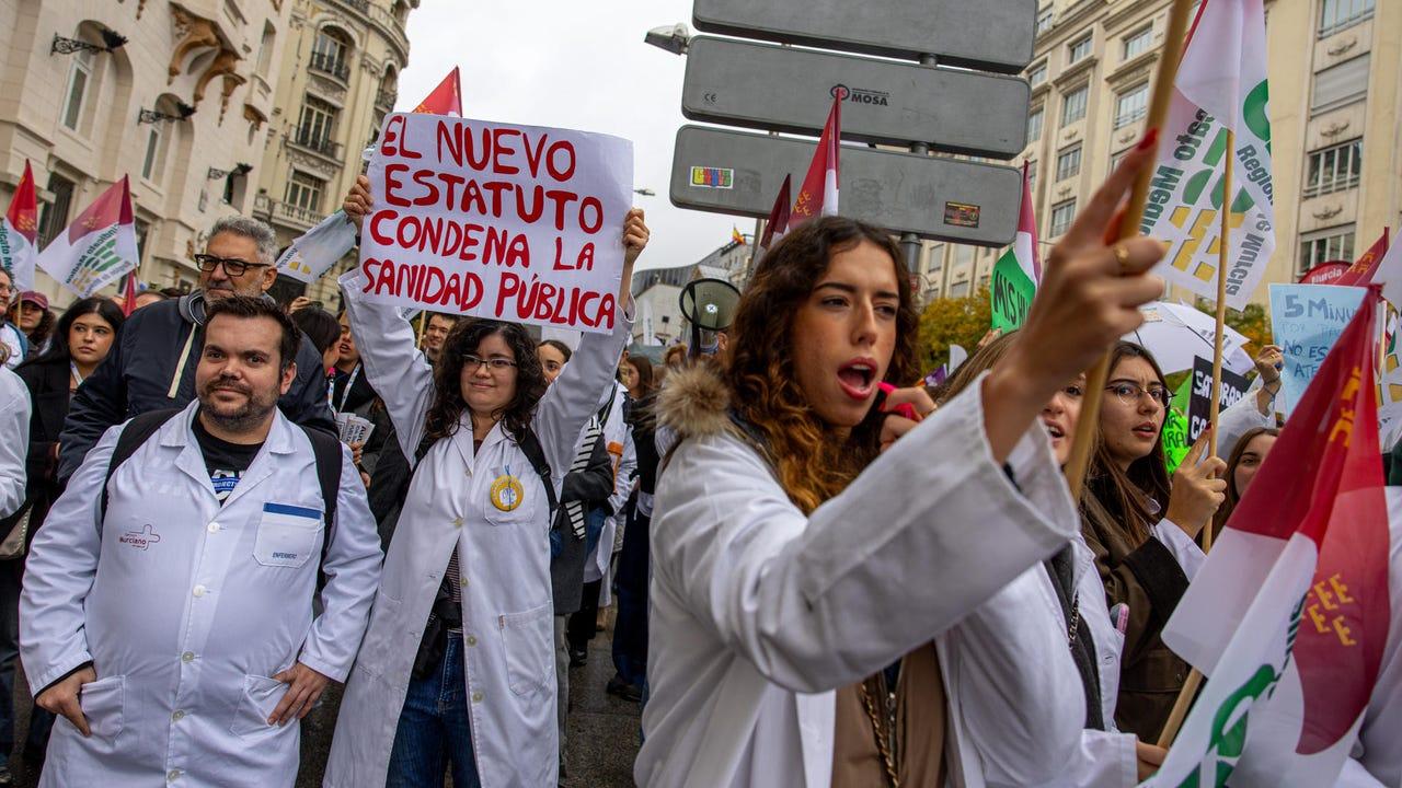 Manifestación de médicos ante Sanidad por el Estatuto Marco