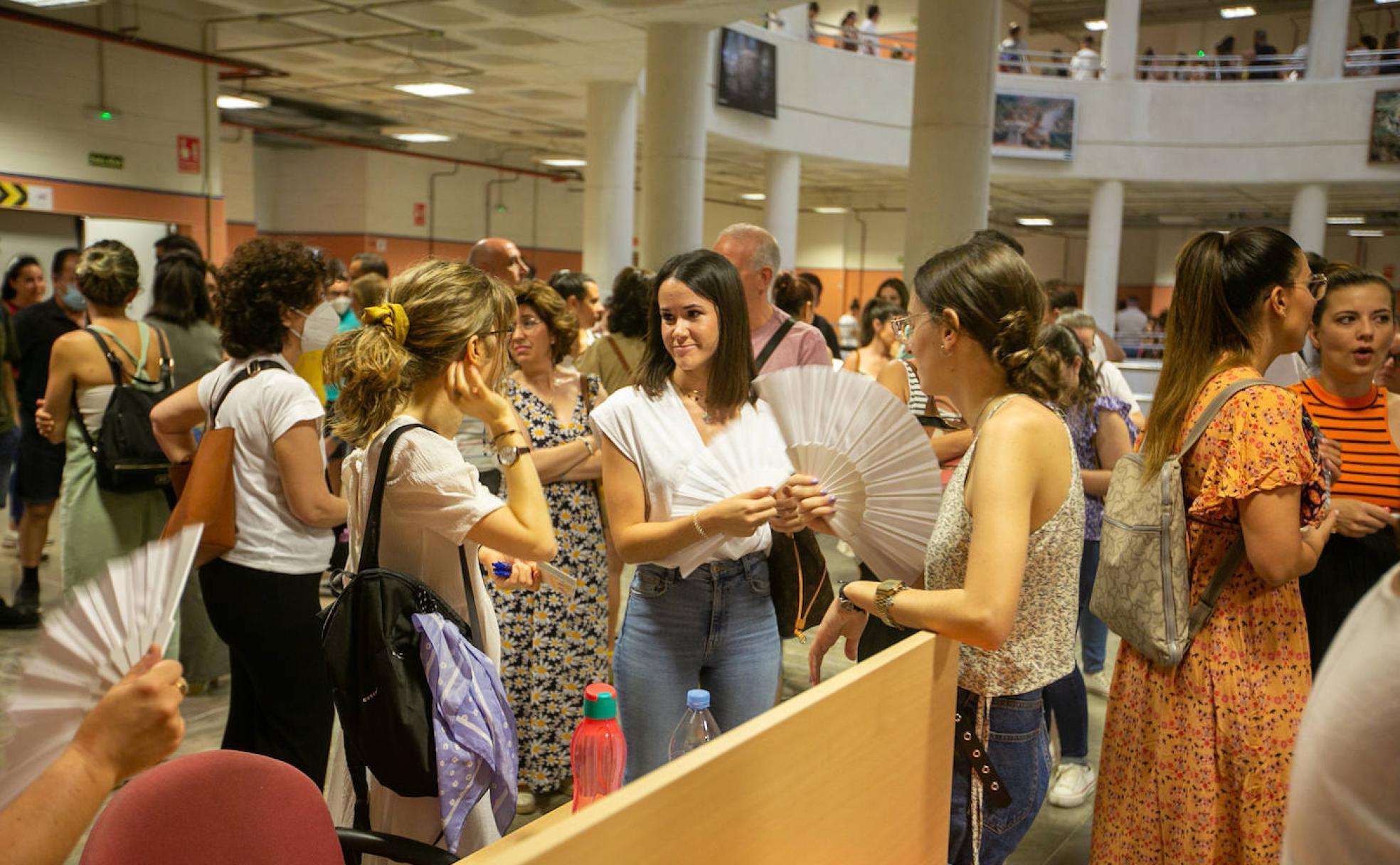 grupo de opositores apoyándose