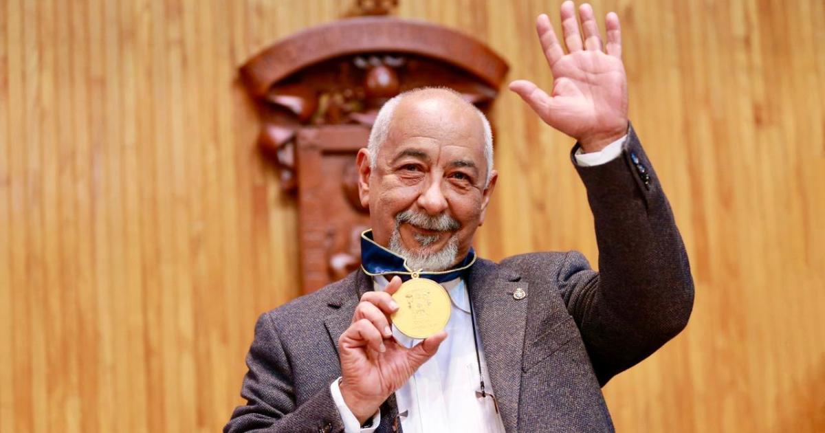 Entrega de doctorado honoris causa en universidad investidura de doctor honoris causa