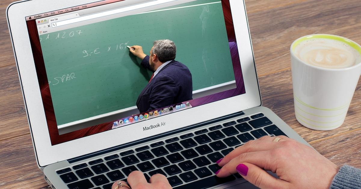 Estudiantes cursando bachillerato en línea