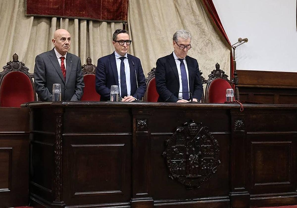Autoridades académicas y homenajeados en la Universidad de Salamanca