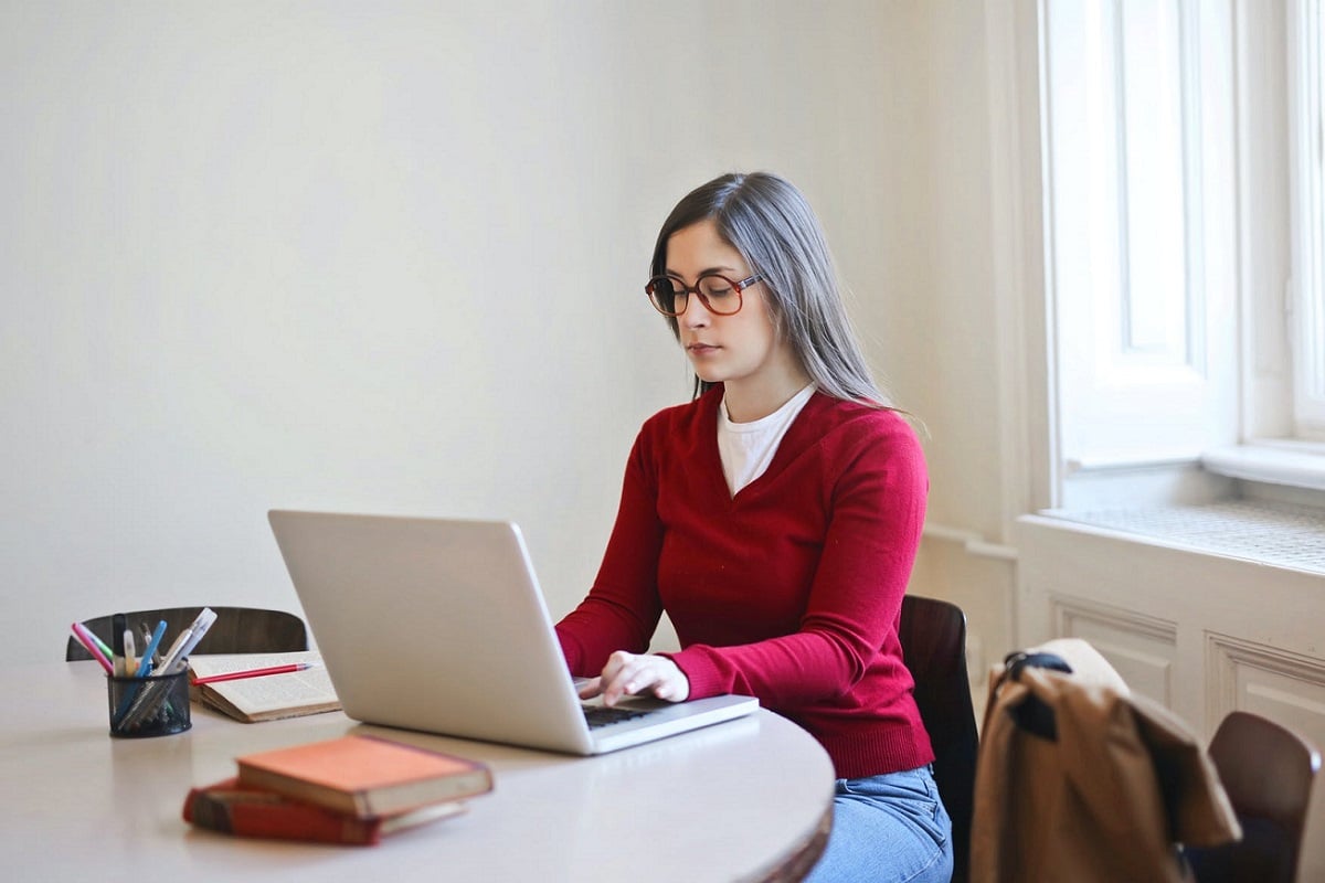 Estudiante formal trabajando
