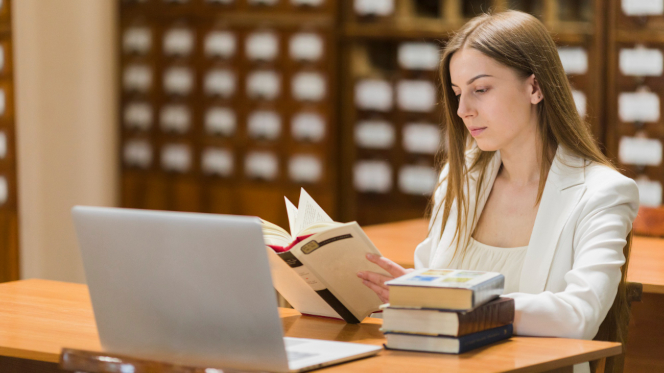 chica estudiando mba