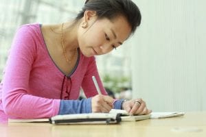 Mujer estudiando