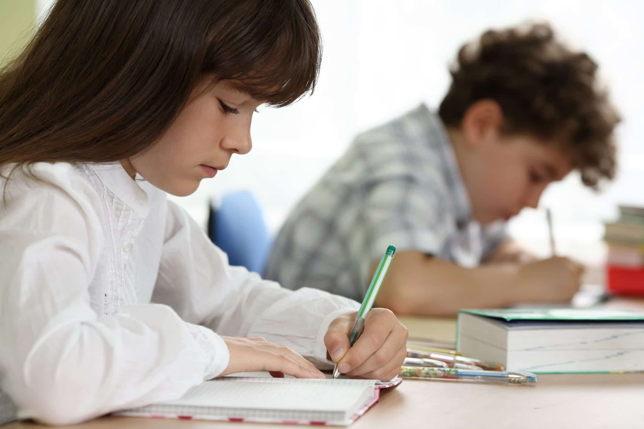 Niños practicando caligrafía