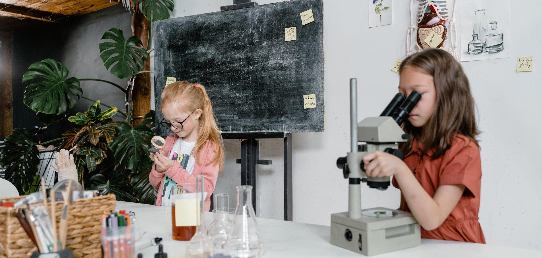 Mujer haciendo ciencia