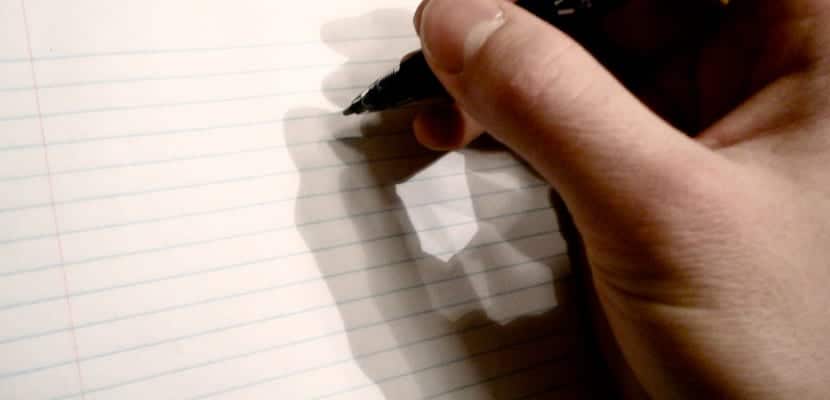 Tomar apuntes con cuadernos y folios