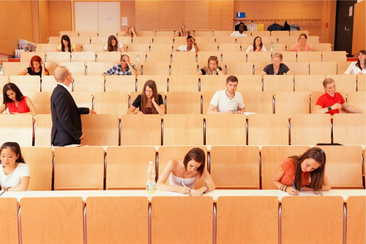 Estudiante concentrada estudiando para la universidad