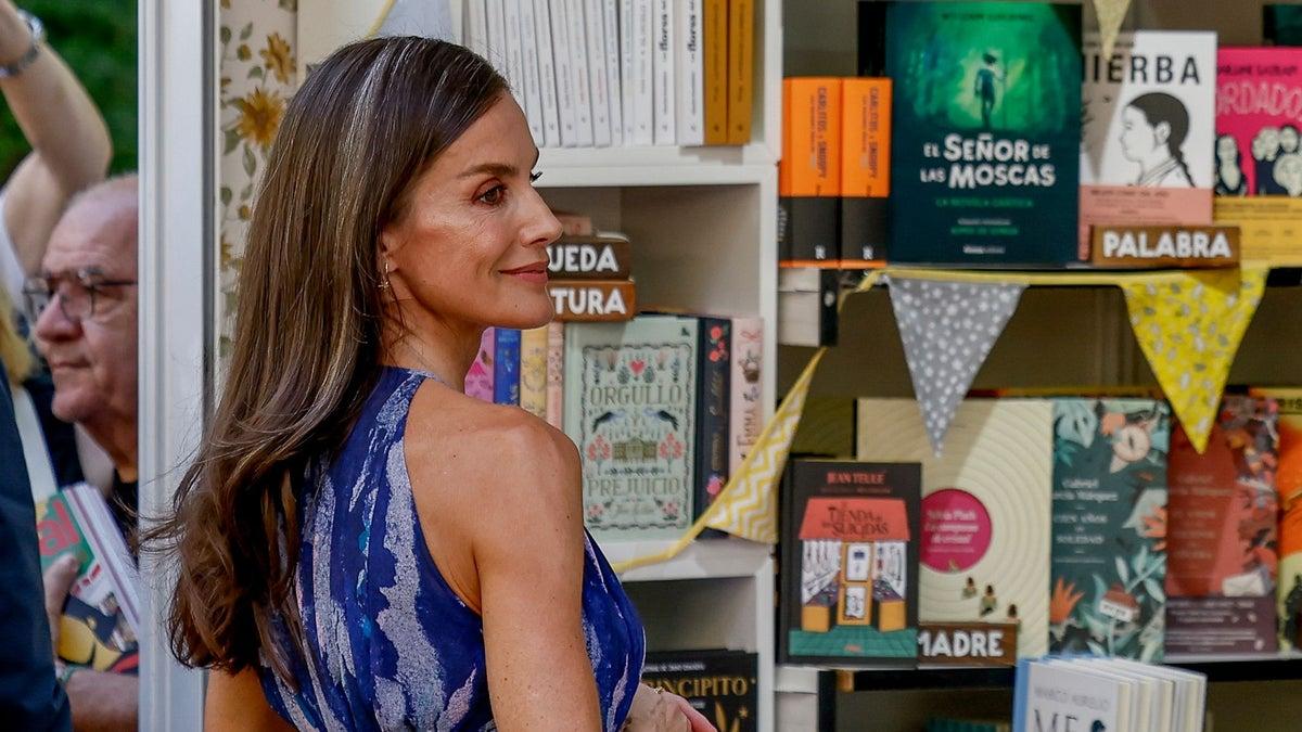 Autores firmando libros
