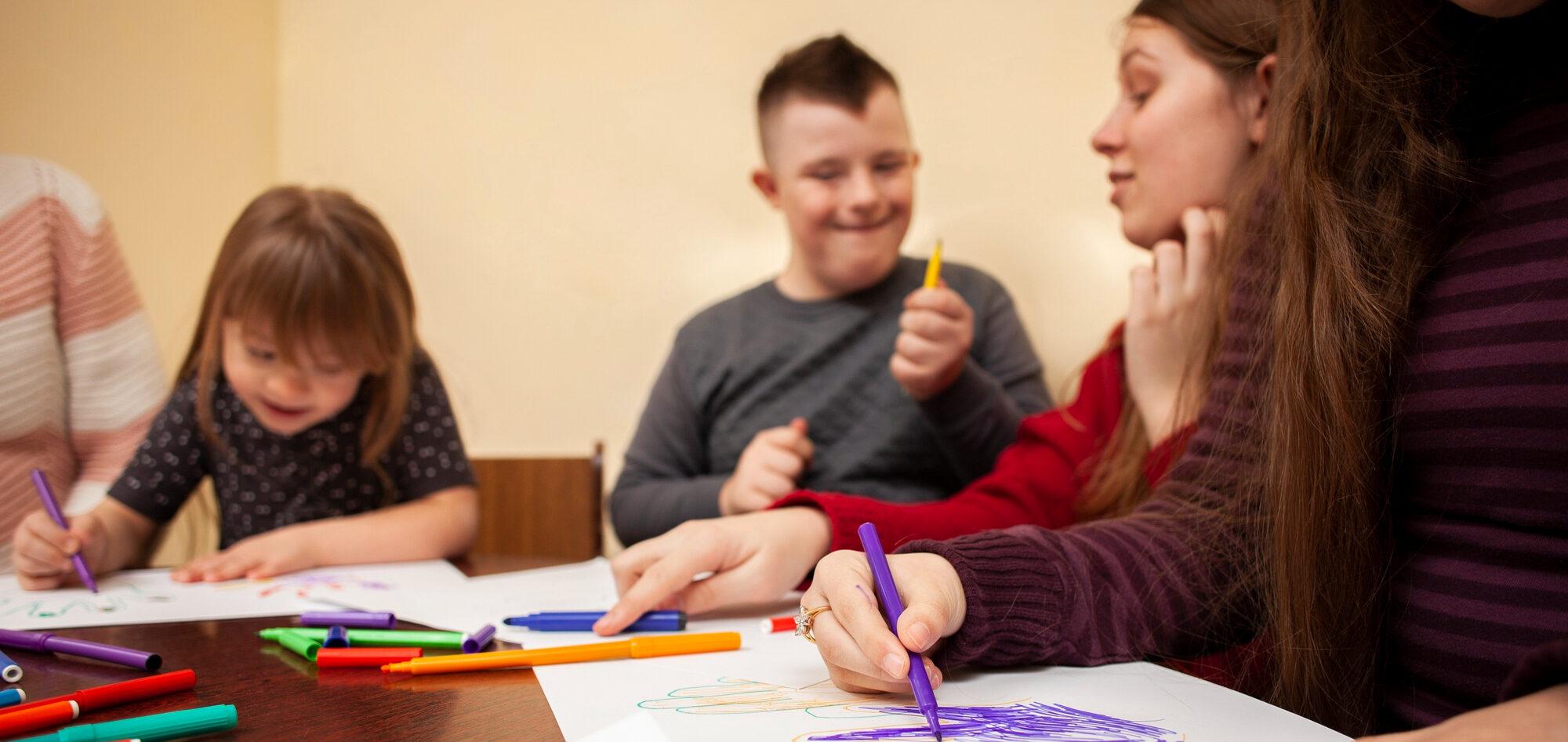 Docentes y alumnos trabajando en el aula