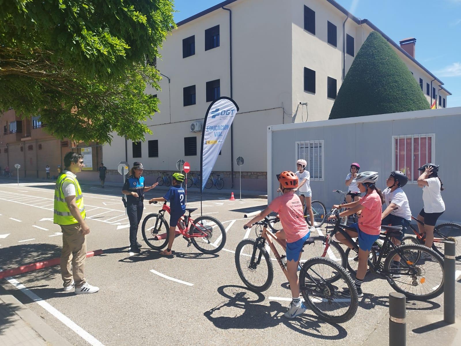 Bicicletas en parque de tráfico