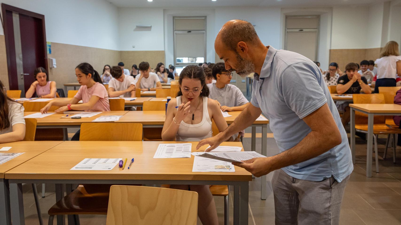 Estudiante celebrando tras los exámenes