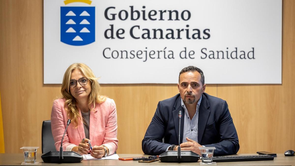 Sanitarios en las calles de Canarias