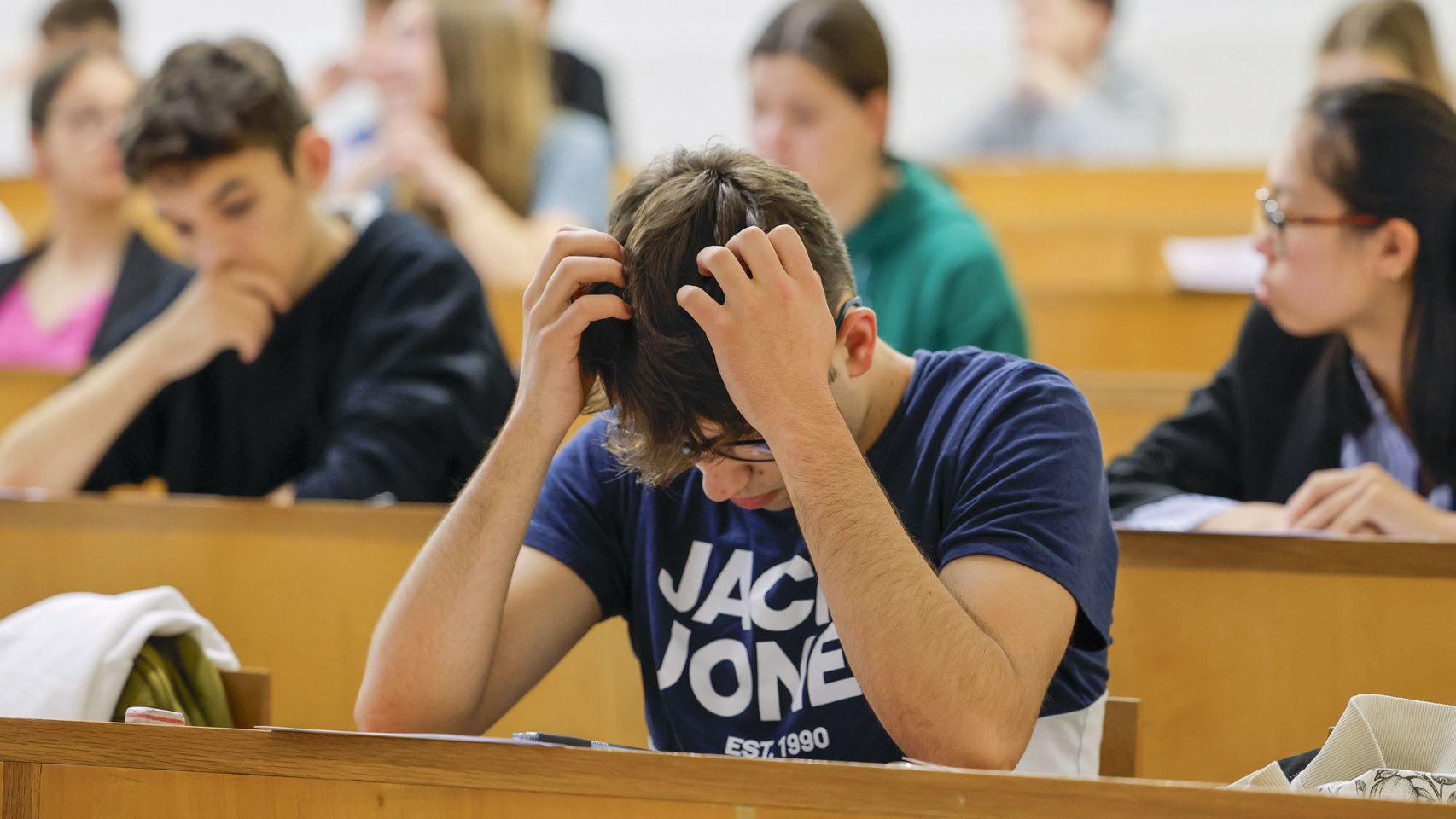 Aula de universidad con alumnos examinándose