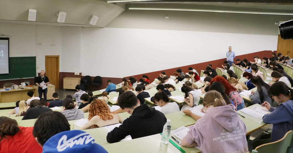 Estudiante celebrando los resultados