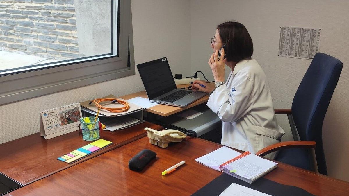 Médico atendiendo en un centro de salud de Galicia