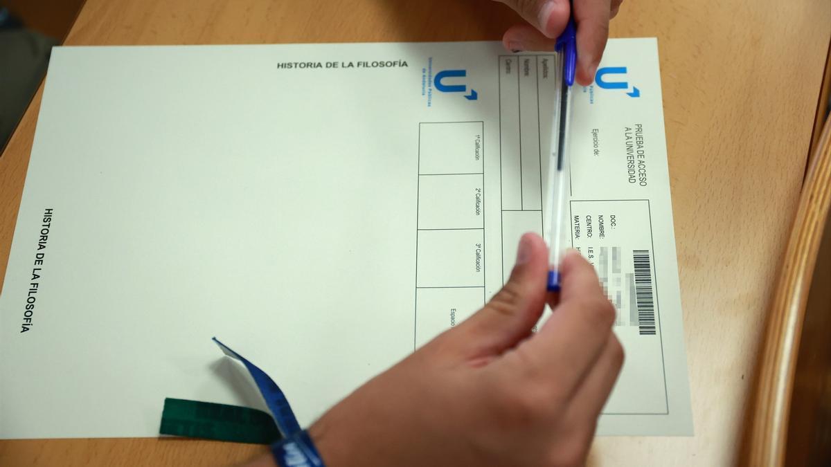 Estudiantes consultando notas de selectividad