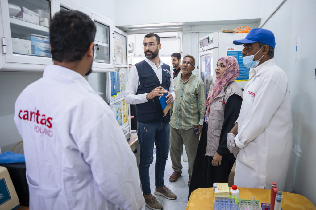 Jakub Kharabshah with his team in Aden ©Caritas Poland