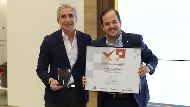 Carlos Blesa, nuevo director territorial de Aragón, Navarra y La Rioja de Banco Santander, ha entregado este lunes el premio PYME Navarra 2026 al CEO de Otazu, Diego Farrera. Foto de J.P. URDIROZ, DIARIO DE NAVARRA