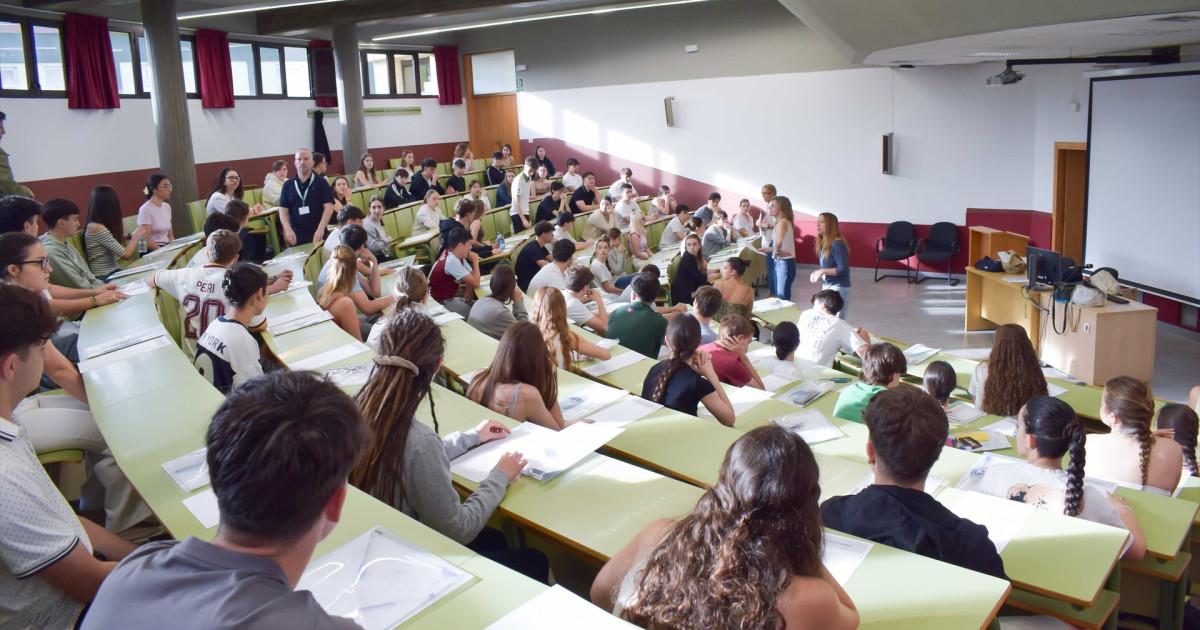 Estudiantes realizando exámenes de la PAU