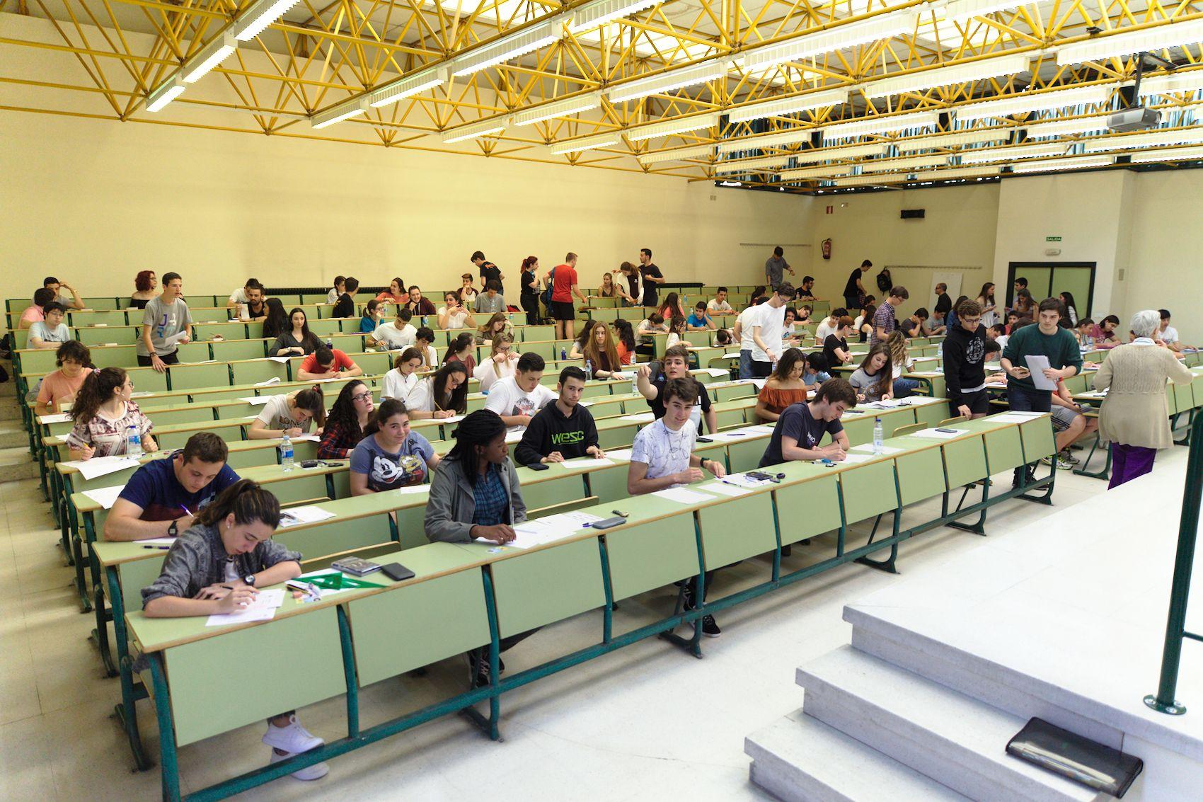 Aula de universidad preparada para la selectividad