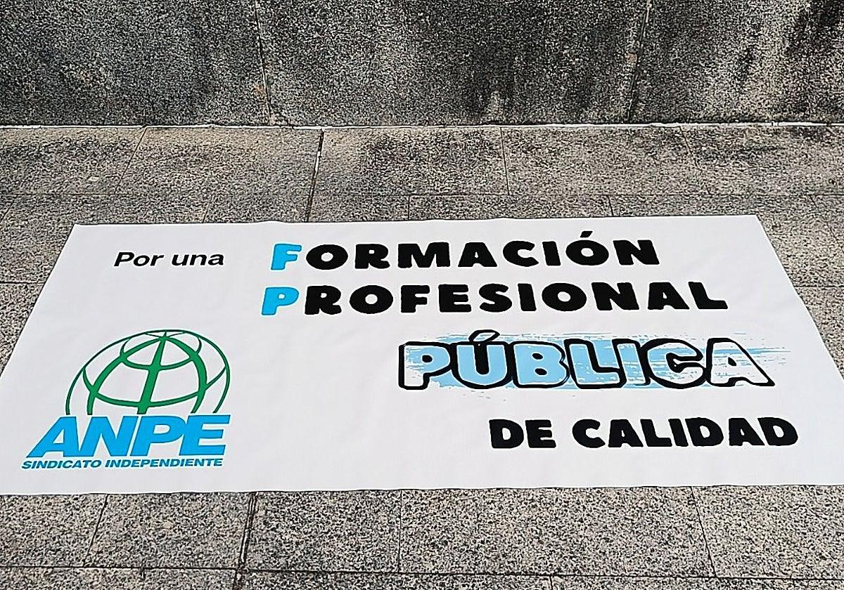 FP de Informática en España Estudiantes de informática en un aula técnica