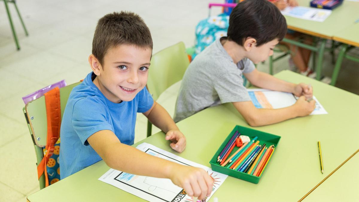 Estudiantes con material escolar subvencionado