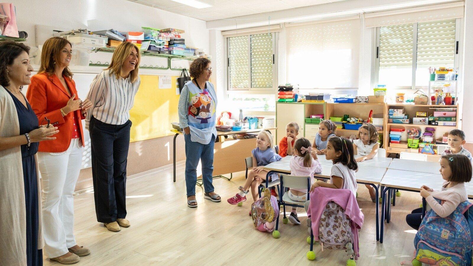 Material escolar y libros de texto sobre un escritorio