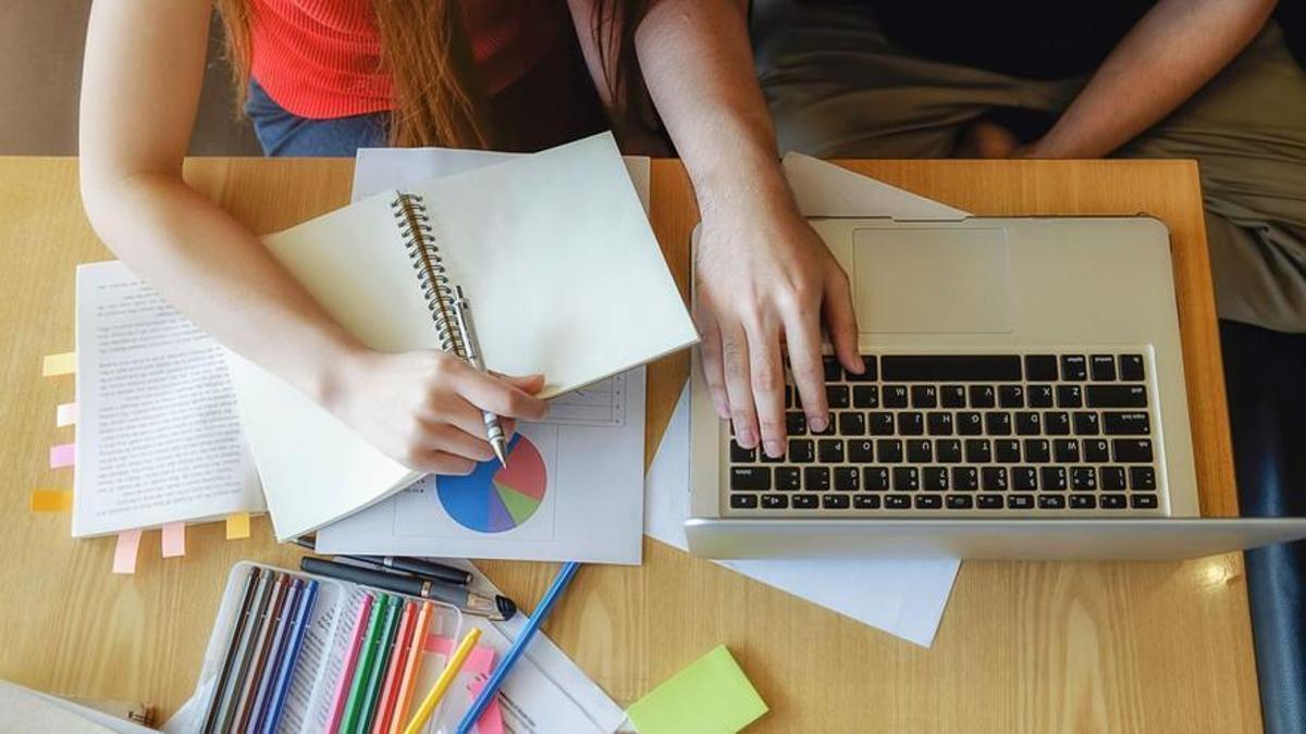 Estudiantes utilizando herramientas interactivas
