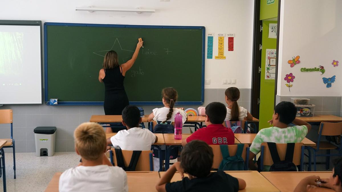 Docente guiando a estudiantes con IA
