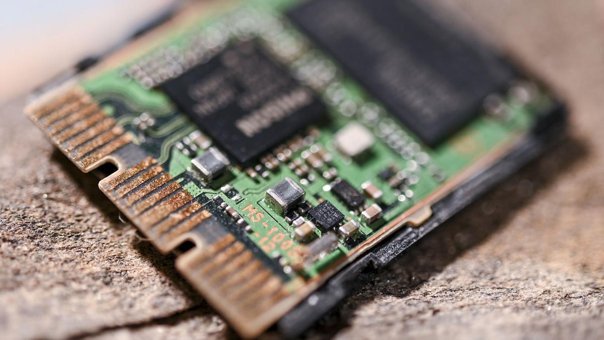 Estudiante de formación profesional trabajando con tecnología de semiconductores