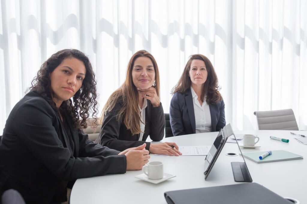 mujeres en puestos de liderazgo
