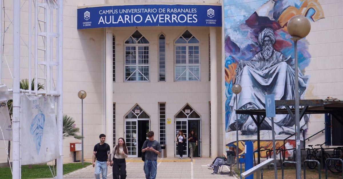 Campus universitario con estudiantes