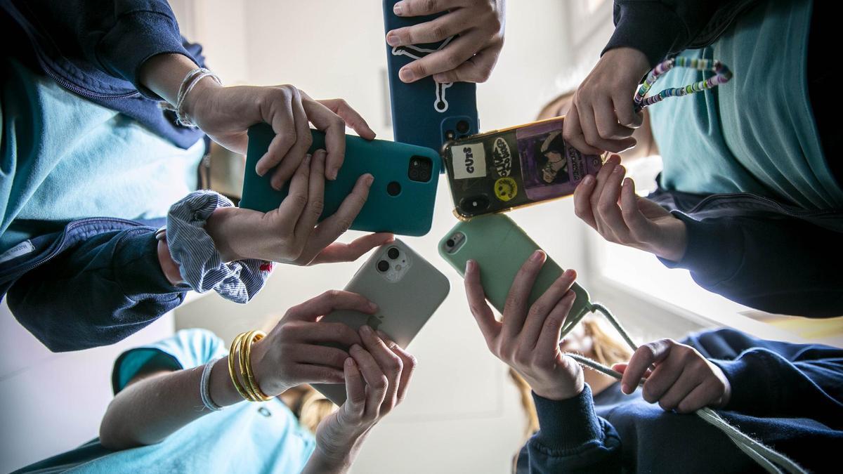 Redes sociales y adolescentes Adolescentes con smartphones